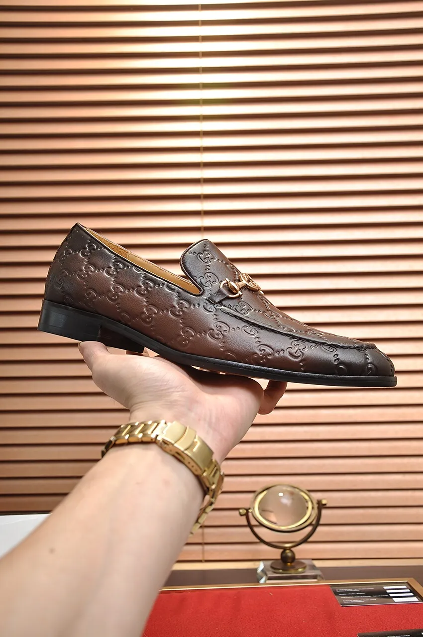 Men's shoes💰500💶Italy's top luxury men's shoe giant (GUCCI) (Gucci) (full cowhide lining) new arrival🍃Original European style🔰 Pleasant to the eye😍In order to make the shoes more durable and non-deformable🌀The production continues to follow traditional methods but there is still no lack of innovation💪Choose original sheepskin for the leather♻️ Smooth and natural And extra bright ⭐Made of imported cowhide, the first choice of rich people 38-45 (45 customized)